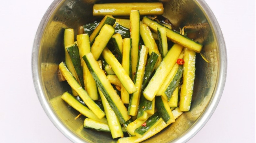 Tiếp theo, đổ nước gia vị vào dưa chuột, trộn đều, ướp trong 4 tiếng là có thể ăn được. Trong quá trình ướp, bạn nên đảo vài lần để dưa chuột thấm đều gia vị.