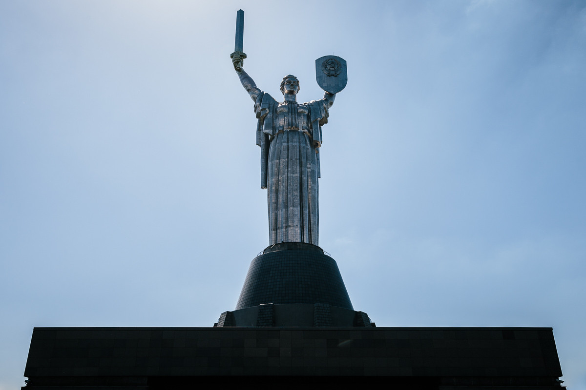 Sau khi Liên Xô sụp đổ, đặc biệt là sau "cách mạng Maidan" 2013-2014, những thành phần phát-xít mới và dân tộc cực đoan ở Ukraine đã yêu cầu phá hủy công trình, hoặc xóa bỏ quốc huy Liên Xô trên tượng đài.