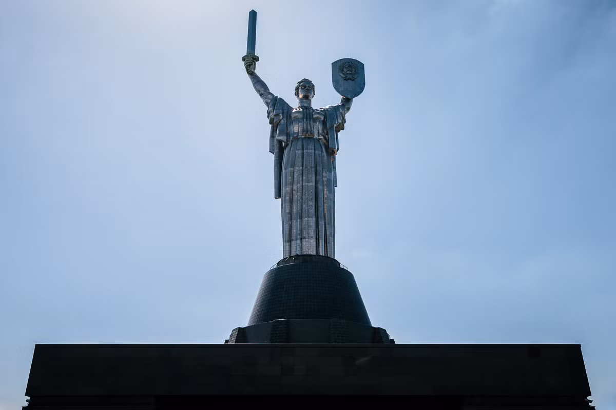 Sau khi Liên Xô sụp đổ, đặc biệt là sau "cách mạng Maidan" 2013-2014, những thành phần phát-xít mới và dân tộc cực đoan ở Ukraine đã yêu cầu phá hủy công trình, hoặc xóa bỏ quốc huy Liên Xô trên tượng đài.