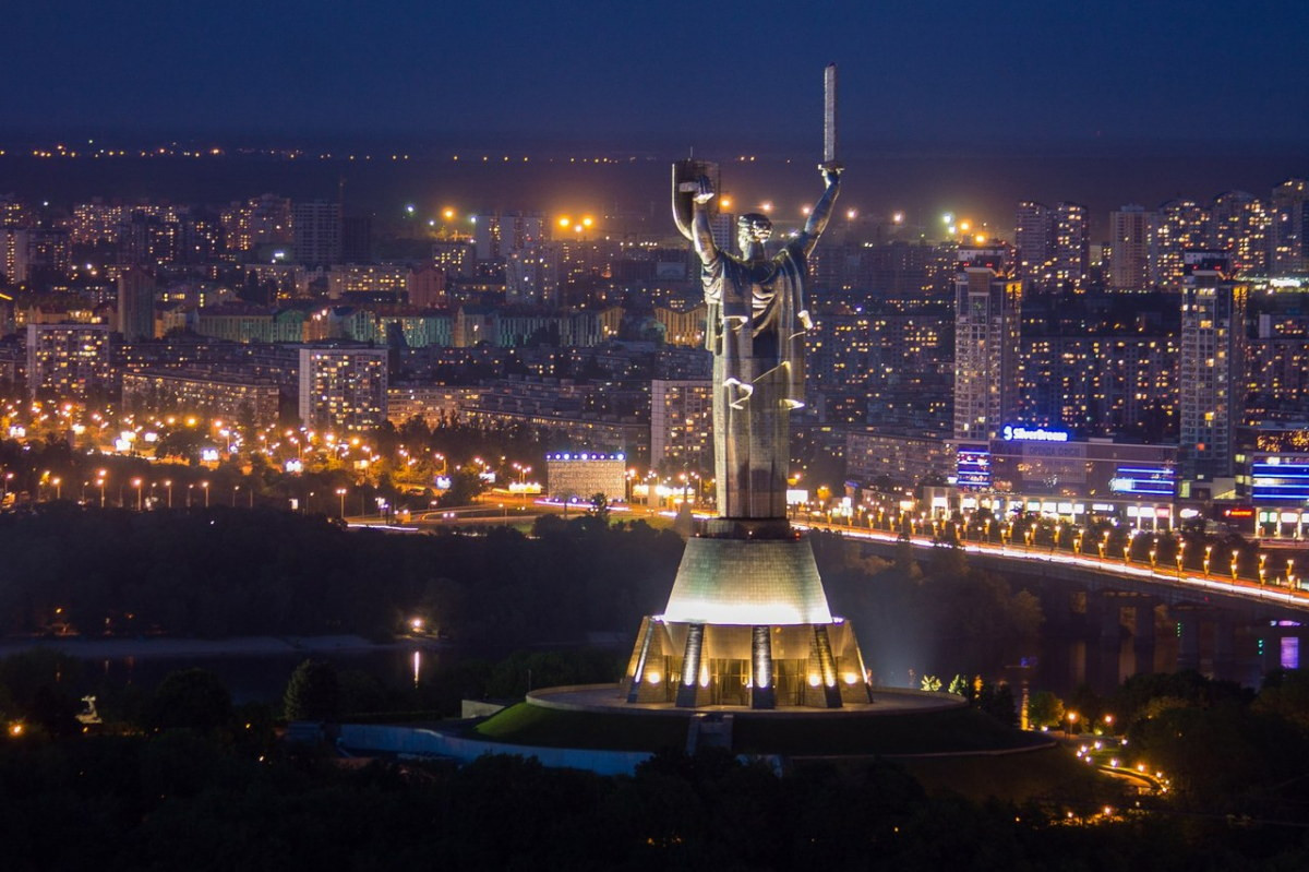 Dù vậy, phần lớn dân chúng vẫn muốn giữ lại tượng đài như một biểu tượng về sự anh hùng của người dân nước Cộng hòa Xã hội Chủ nghĩa Xô viết Ukraine trong cuộc Chiến tranh Vệ quốc Vĩ đại.