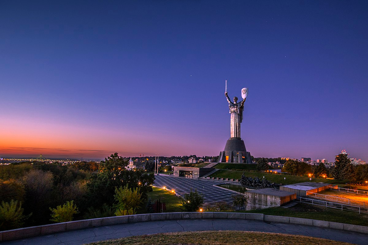 Nếu tính cả tòa nhà bảo tàng nằm dưới chân tượng, độ cao tổng cộng của cả công trình lên đến 102 mét.