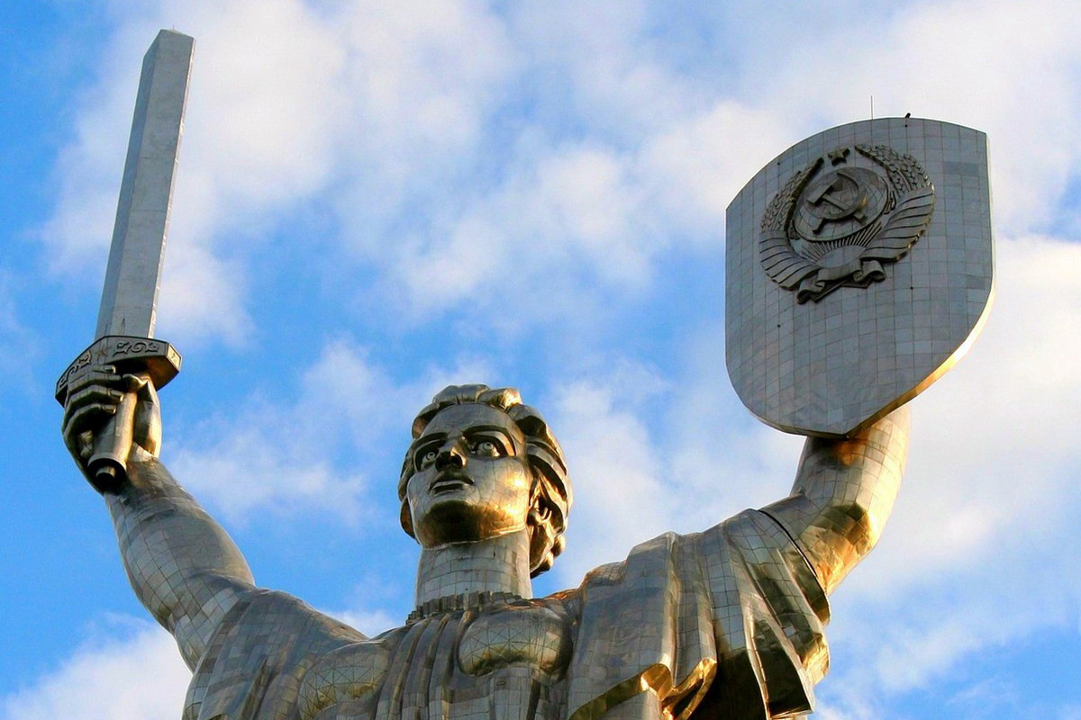 Phần tượng được thiết kế với tư thế đứng thẳng, hai tay giương lên bầu trời, một tay cầm gươm, một tay cầm lá chắn có hình quốc huy Liên bang Xô viết.