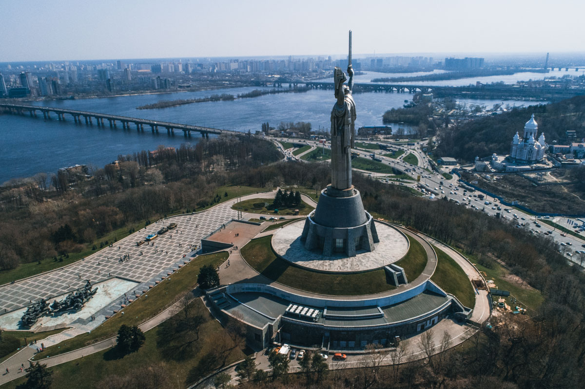 Người thiết kế tượng đài là hai nhà điêu khắc Xô viết nổi tiếng Yevgeny Vuchetich và Vasyl Borodai.