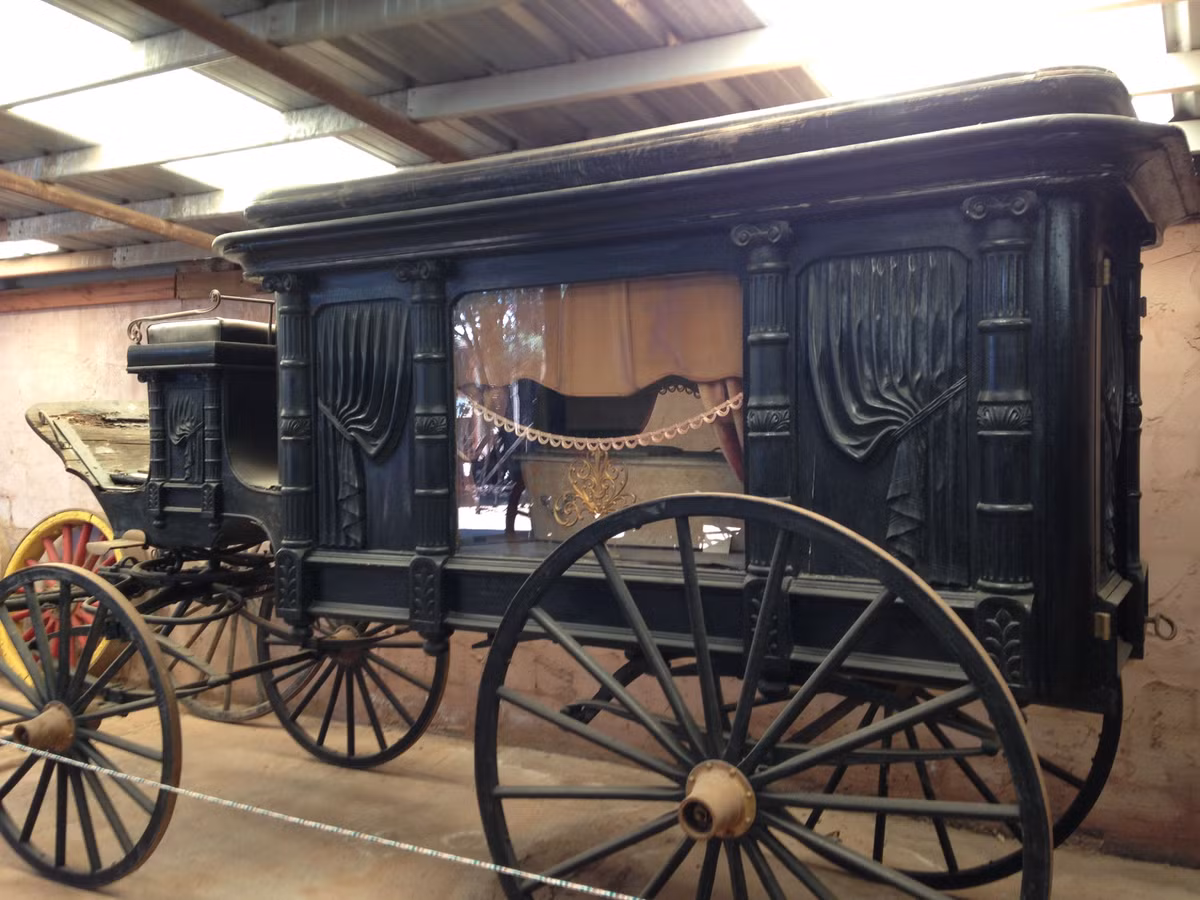 Mỗi năm, có hàng vạn du khách đến thị trấn Fort Sumner - nơi Nhóc Billy bị bắn chết - để thăm bảo tàng và mộ của tên cướp trứ danh này.