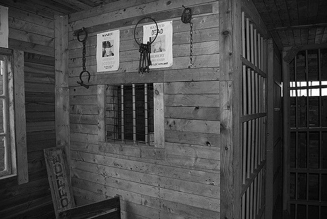 Vào ngày 23/9/1875, Nhóc Billy, khi đó khoảng 15 tuổi, đã bị bắt lần đầu tiên sau khi ăn cắp một giỏ đồ giặt. Sau đó hắn trốn khỏi nhà tù và bắt đầu hành trình lang bạt của mình.