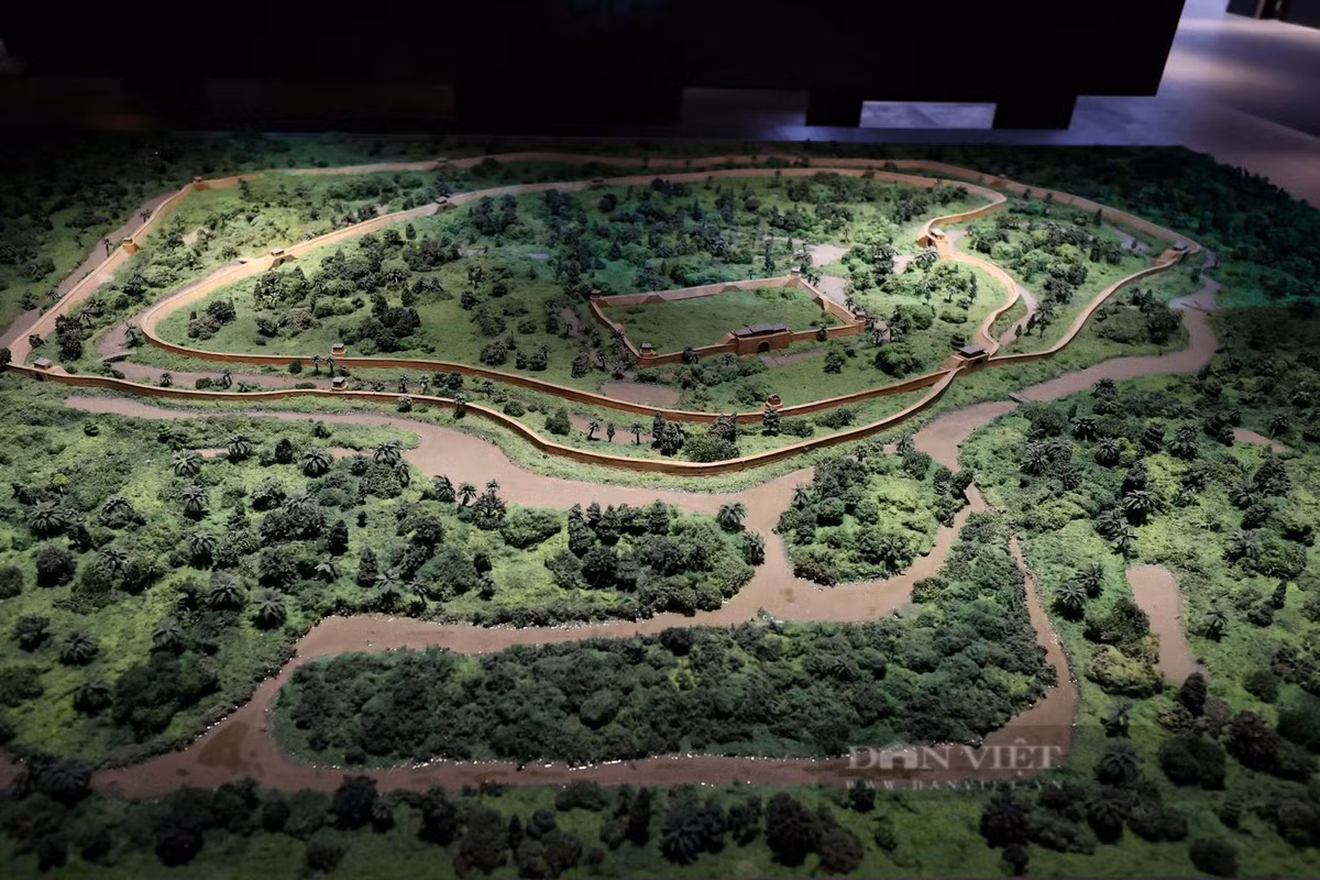 Tòa nhà chính của bảo tàng rộng hơn 23.000 m2. Không gian trưng bày tầng 1 gồm 6 chủ đề từ thời cổ sử, kháng chiến chống Pháp, kháng chiến chống Mỹ và ngày nay. Tầng 2 trưng bày 8 chuyên đề; 7 bộ sưu tập vũ khí, trang bị quân sự và hiện vật khác. Tầng 3 gồm các hiện vật từ 12 chuyên ngành quân sự như: Không quân, Hải quân, Đặc công, Pháo binh, Tăng - Thiết giáp, Công binh, Thông tin liên lạc, Hóa học... Tầng 4 là nhà đa năng, không gian trải nghiệm, khu vực ăn uống.