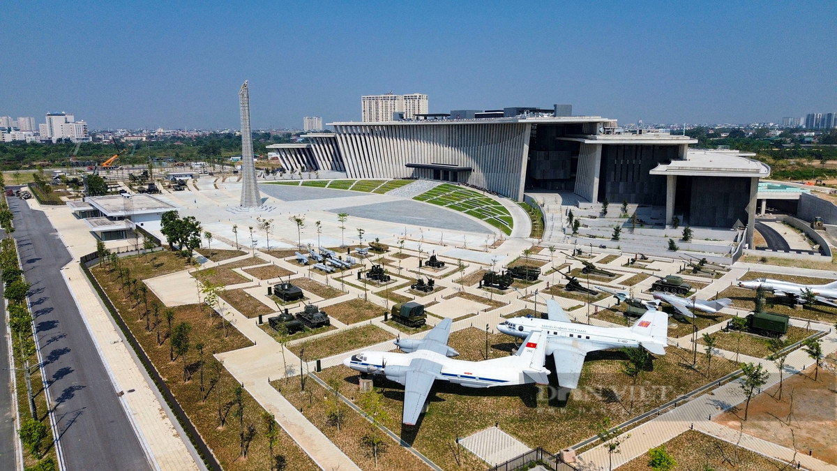 Còn bên phải quảng trường là không gian trưng bày vũ khí, trang bị quân đội Pháp và Mỹ sử dụng trong cuộc chiến tranh xâm lược Việt Nam.