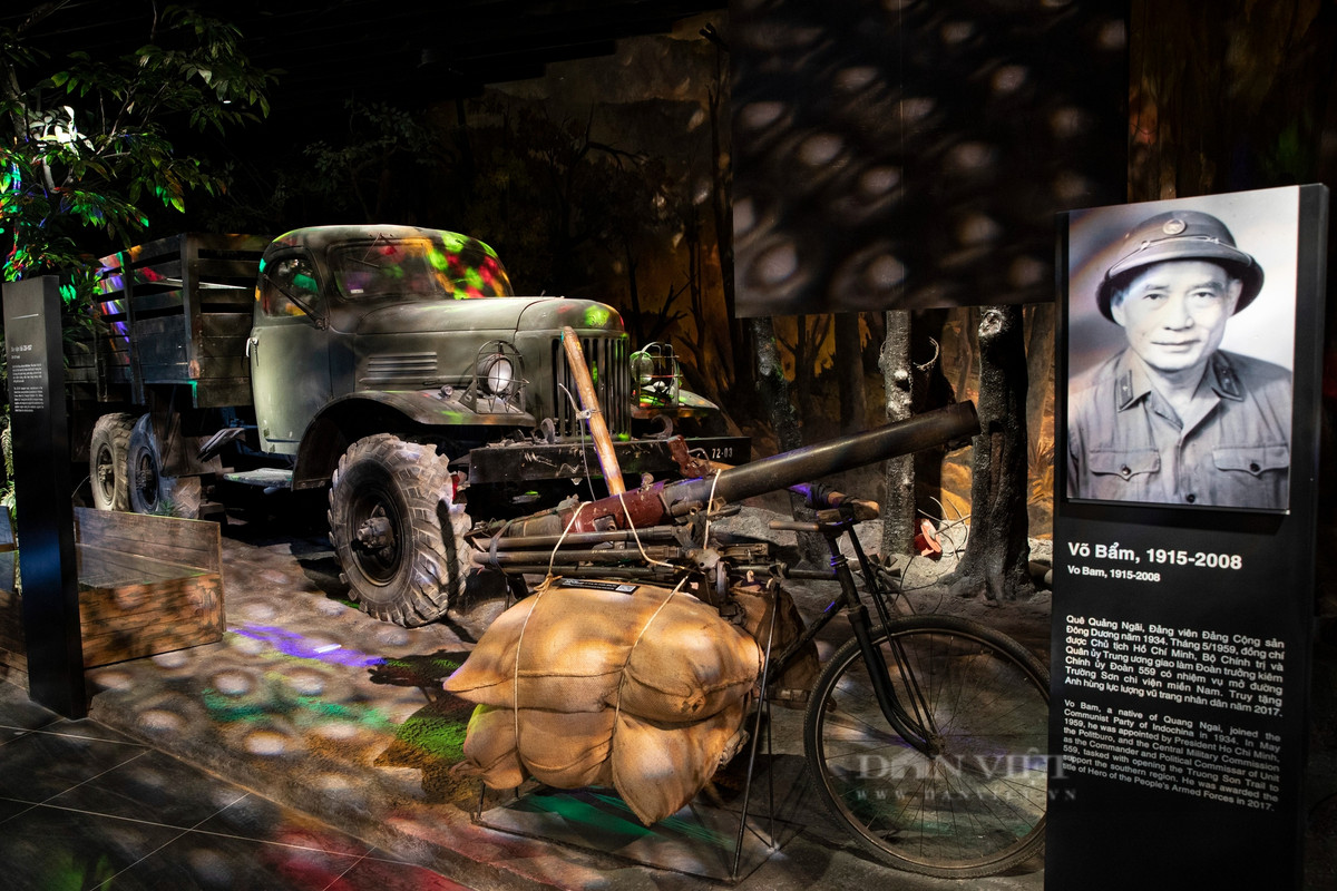 Bên cạnh đó, Bảo tàng còn ứng dụng nhiều công nghệ hỗ trợ tạo cảm giác chân thực với người xem như sa bàn mapping, hệ thống màn hình tra cứu, phim tư liệu...