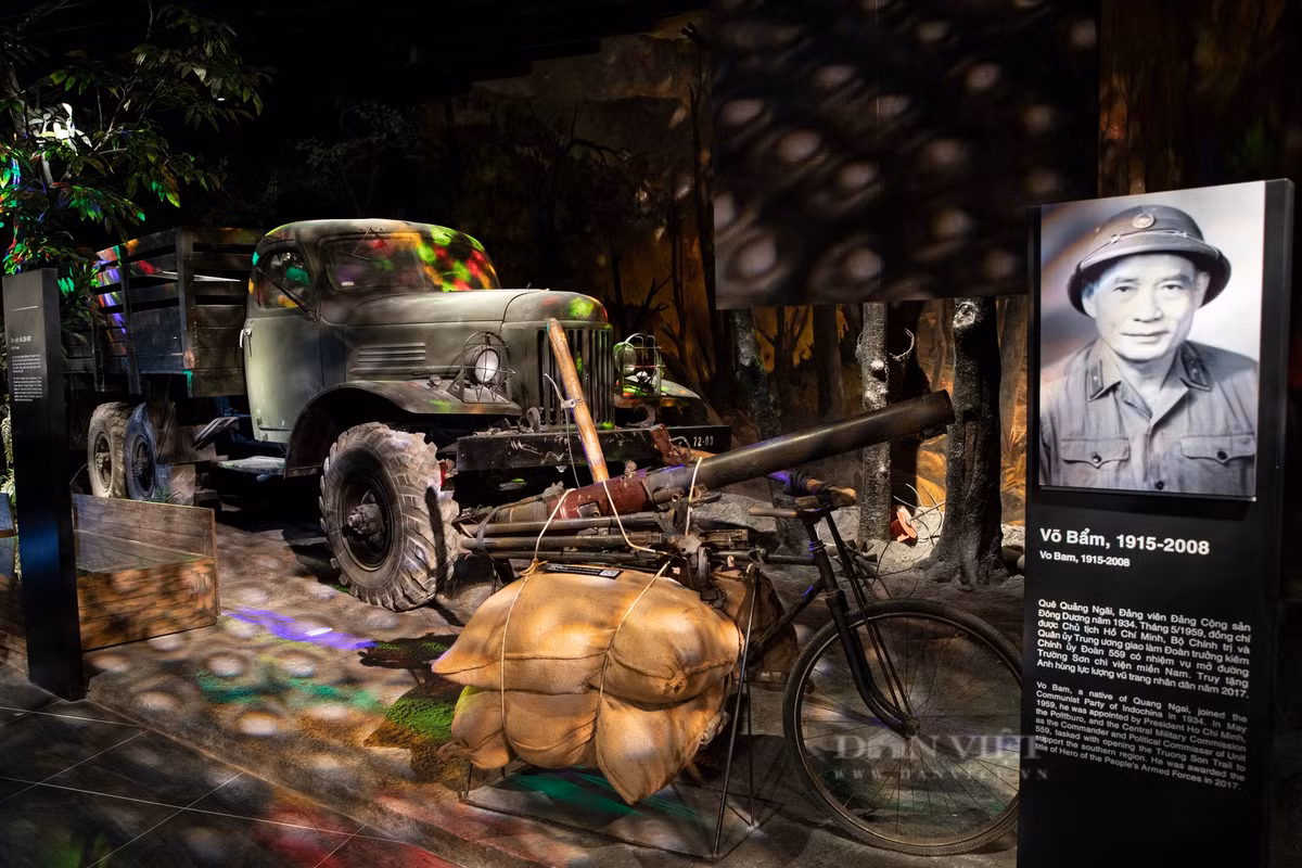 Bên cạnh đó, Bảo tàng còn ứng dụng nhiều công nghệ hỗ trợ tạo cảm giác chân thực với người xem như sa bàn mapping, hệ thống màn hình tra cứu, phim tư liệu...