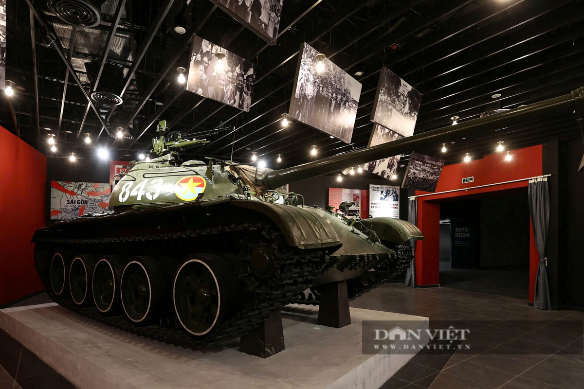 Trong ảnh là chiếc máy bay MiG-21, số hiệu 5121. Ba phi công sử dụng chiếc MiG này là Đinh Tôn, Vũ Đình Rạng và Phạm Tuân. Cùng với đó là chiếc xe tăng T-54B mang số hiệu 843 thuộc Đại đội 4, Tiểu đoàn 1, Lữ đoàn Tăng thiết giáp 203, Quân đoàn 2. Ngày 30/4/1975, xe tăng này đã dẫn đầu đội hình vào Sài Gòn, trên đường đến dinh Độc Lập đã bắn cháy 3 xe tăng và bọc thép của địch. Lúc 11h, xe tăng 843 húc vào cổng phụ của dinh Độc Lập, bị chết máy. Đại đội trưởng Đại đội 4 Bùi Quang Thận, chỉ huy xe tăng 843, đã cắm lá cờ lên nóc dinh Độc Lập.