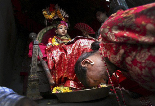 Hầu hết các thánh sống là các bé gái dưới 7 tuổi, xuất thân từ bộ tộc Sakya. Để chọn được một Kumari, cô bé phải có sức khỏe tuyệt vời, không bao giờ đổ máu hay mắc bất kỳ căn bệnh nào.