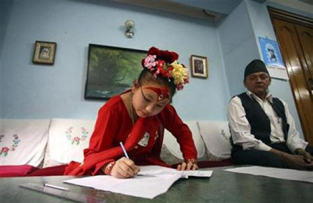 Mới đây, Hội đồng thành phố Kathmandu quyết định cấp cho 10 cựu thánh sống khoản trợ cấp hàng tháng là 10.000 rupee (101 USD) để giúp các bé gái (vốn từng là thánh sống) hòa nhập lại cuộc sống bình thường.