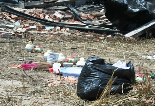 7 người trong một gia đình của bà giám đốc công tysản xuất nệm mút nói trên được lực lượng cứu hỏa đưa ra trong biển lửa. Tất cả đều chết ngạt vì căn nhà bít bùng không lối thoát trước khi bị lửa thiêu cháy.