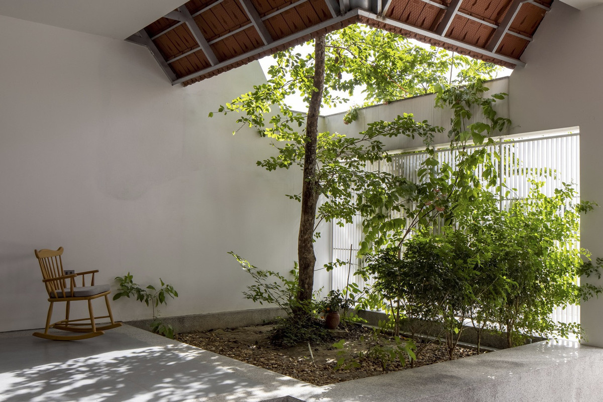 Ngôi nhà có nhiều không gian rộng mở, thoáng mát, hòa cùng thiên nhiên.