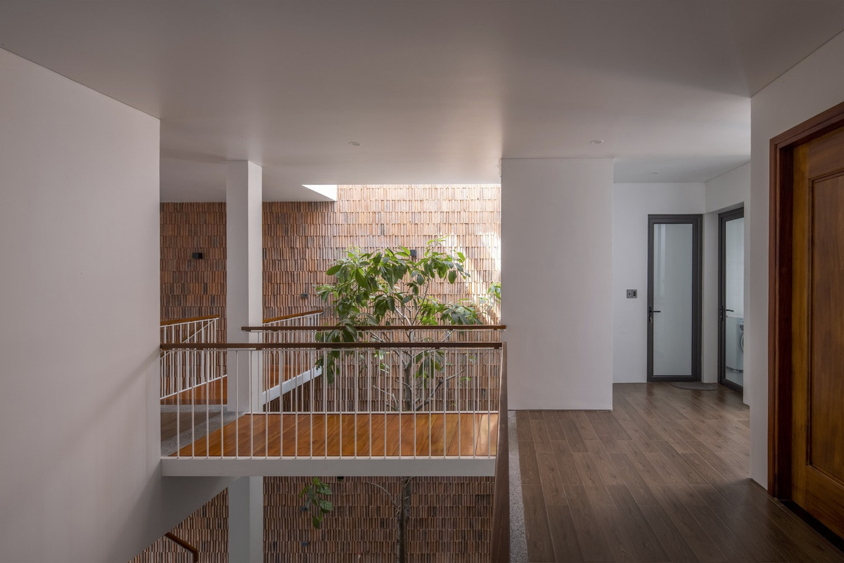 Người thiết kế đề nghị giảm diện tích xây dựng để tạo thêm không gian khiến căn nhà có thêm nhiều khu vườn, không gian trống để tối đa hóa sự hòa nhập giữa các thành viên trong căn nhà.