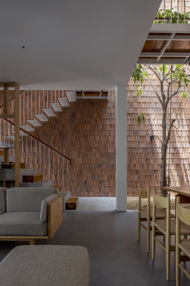 Ngôi nhà này theo phong cách nhà dãy điển hình, bị hạn chế về không gian mở cho các hoạt động.