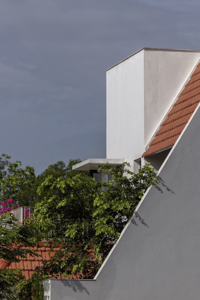 Toàn bộ hiên phòng khách và phòng ngủ đều được lợp bằng mái ngói đất nung, kiểu lợp mái truyền thống ở các vùng nông thôn Việt Nam.