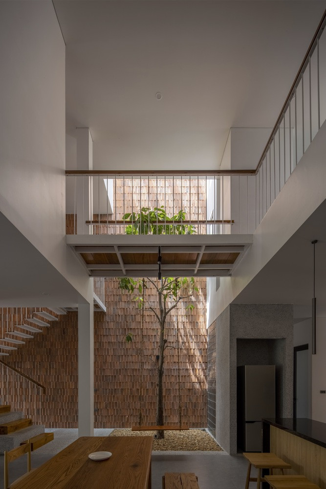 Các kiến trúc sư đã thiết kế ngôi nhà cho một gia đình trẻ, với mong muốn kết hợp những yếu tố đơn giản và quen thuộc.