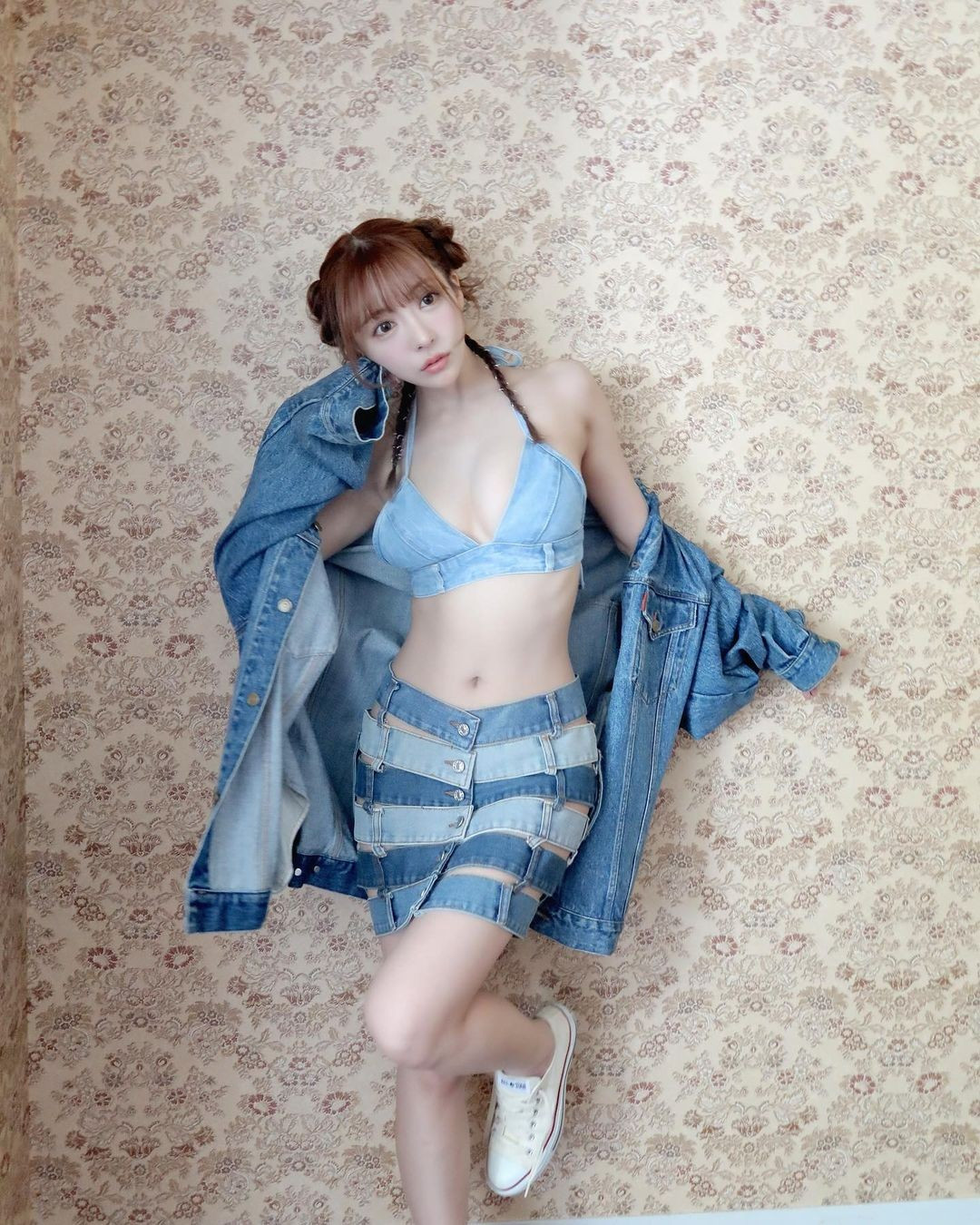 Trang Chinatimes từng cho biết Yua Mikami là diễn viên 18+ có mức lương cao nhất nhì ngành giải trí Nhật Bản. Lúc mới vào nghề, cô được trả 20 triệu yen/tháng (3,258 tỷ đồng). Hiện tại, cô mức thu nhập hàng năm đạt 200 triệu yen.