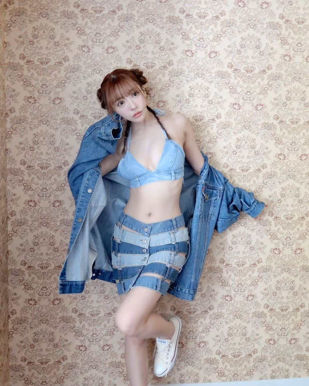 Trang Chinatimes từng cho biết Yua Mikami là diễn viên 18+ có mức lương cao nhất nhì ngành giải trí Nhật Bản. Lúc mới vào nghề, cô được trả 20 triệu yen/tháng (3,258 tỷ đồng). Hiện tại, cô mức thu nhập hàng năm đạt 200 triệu yen.