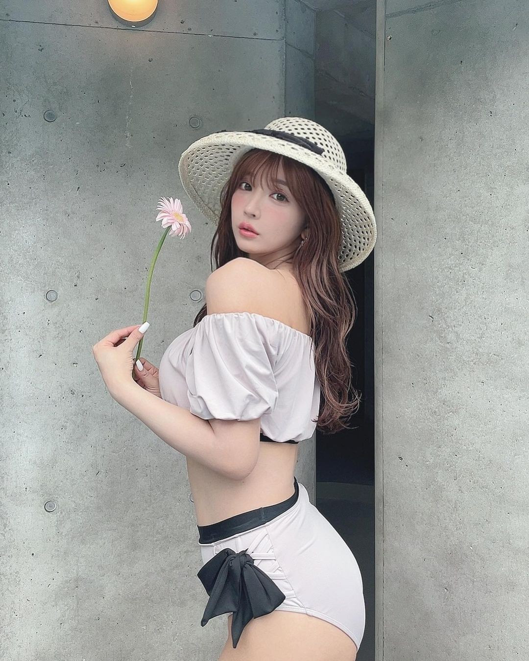 Yua sở hữu vẻ đẹp vừa ngọt ngào, vừa sexy đúng tiêu chuẩn thường được yêu thích ở phụ nữ Nhật Bản. Cô được người hâm mộ gọi là "nữ thần" nhờ gương mặt ngây thơ, đáng yêu đối lập với thân hình nóng bỏng.