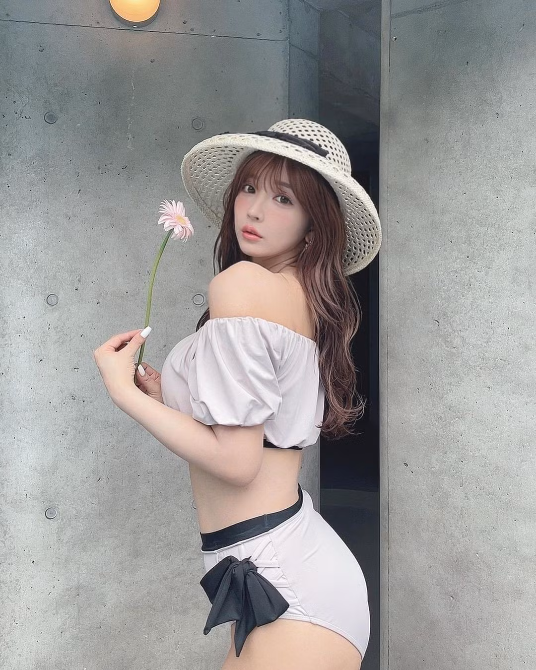 Yua sở hữu vẻ đẹp vừa ngọt ngào, vừa sexy đúng tiêu chuẩn thường được yêu thích ở phụ nữ Nhật Bản. Cô được người hâm mộ gọi là "nữ thần" nhờ gương mặt ngây thơ, đáng yêu đối lập với thân hình nóng bỏng.