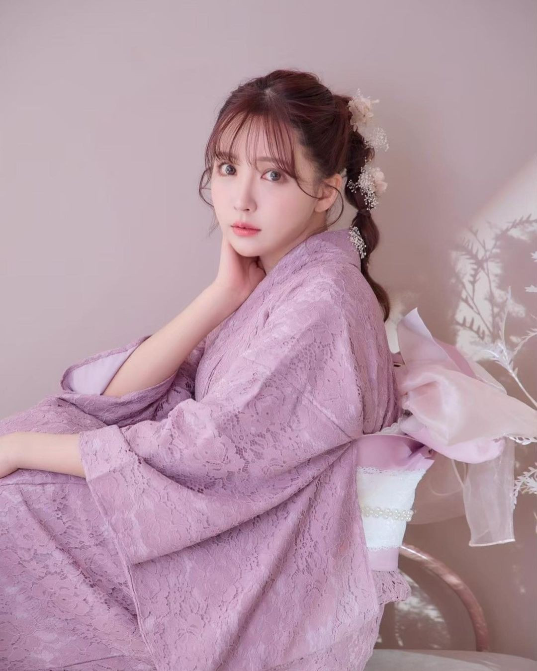 Theo Shūkan Bunshun, hai nam thần tượng được nhìn thấy vào nhà của nữ diễn viên vào những giờ khác nhau trong cùng một ngày.