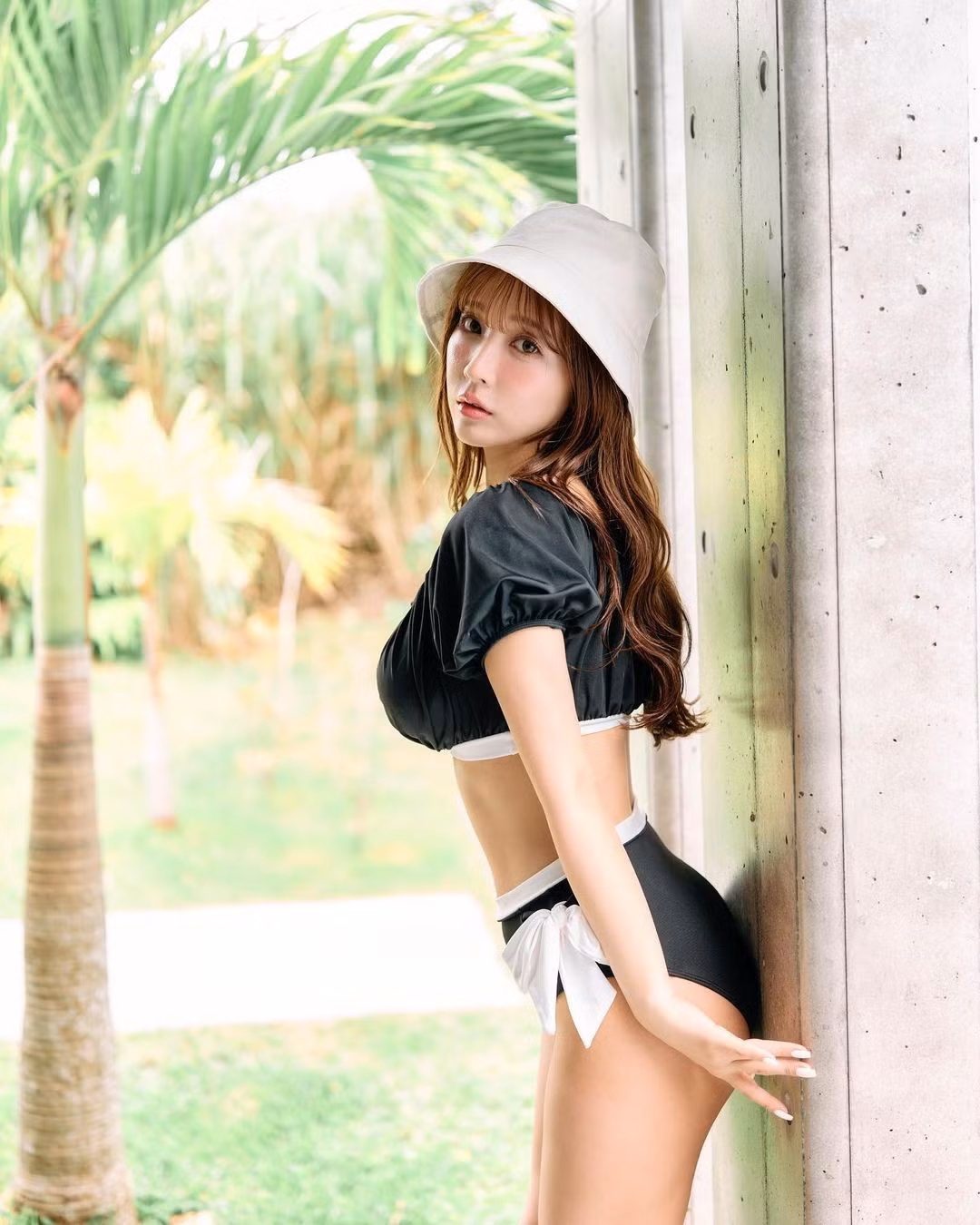XsportsNews cho biết Yua Mikami sinh năm 1993, tên thật là Kito Momona. Cô từng hoạt động trong ngành giải trí xứ Phù Tang với vai trò idol. Cô ra mắt vào năm 2009 trong nhóm nhạc nữ SKE48.