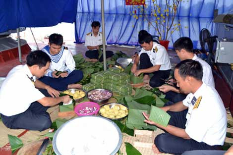 Cán bộ, chiến sĩ tàu pháo HQ-273, Lữ đoàn 167 gói bánh chưng đón Tết cổ truyền.