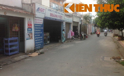 Hiện trường trên đường số 19, phường Linh Chiều, quận Thủ Đức, nơi tên Hậu lên cơn ngáo đá đâm trọng thương PGĐ trung tâm GDTX quận Thủ Đức đang từ trường học trở về nhà.