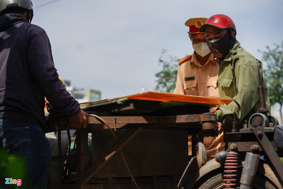 Nam tài xế tên Đ.V.D. (32 tuổi, quê Nam Định) trên đường chạy xe máy kéo theo xe lôi chở hàng cho khách cũng bị CSGT lập biên bản, tạm giữ xe. "Tôi bỏ xe vì phương tiện không có giấy tờ. Không còn xe mưu sinh, tôi cũng bỏ nghề chở hàng và tìm việc khác", anh D. nói.