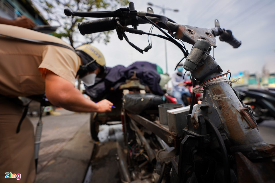 Tài xế bỏ xe khi bị CSGT TP.HCM xử phạt - Hình 2 Tai xe bo xe khi bi CSGT TP.HCM xu phat-Hinh-2