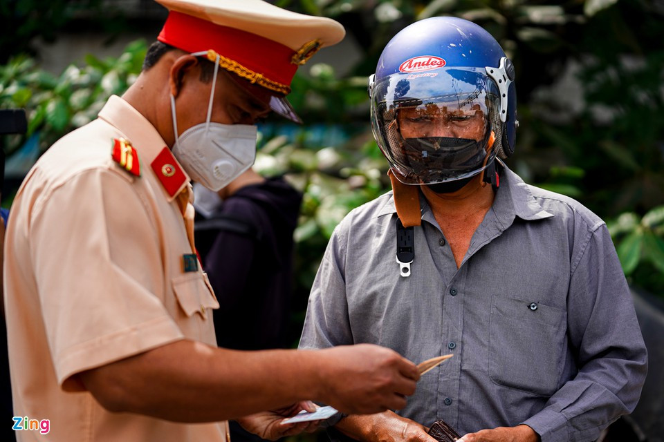 "Tôi đang chuyển đồ dùng từ nhà trọ cho khách, không biết chở cao như vậy là vi phạm. Sau chuyến này tôi sẽ vận chuyển ít hơn", ông B. nói.