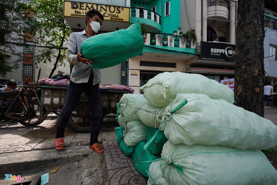 Sau 1 giờ kiểm tra, Đội Tuần tra dẫn đoàn lập biên bản xử phạt 4 trường hợp "xe mù", xe thô sơ chở hàng cồng kềnh trên đường, tạm giữ 2 phương tiện.
