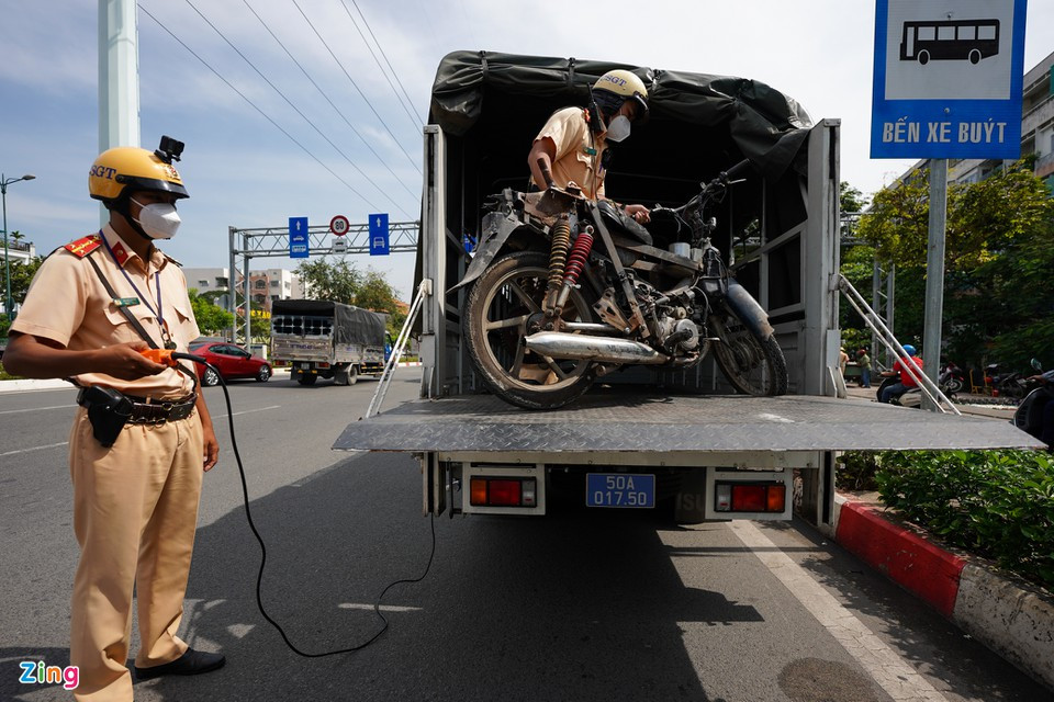 Xe vi phạm được CSGT đưa lên ôtô chuyên dụng chuyển về đồn và hẹn tài xế đến trụ sở giải quyết.