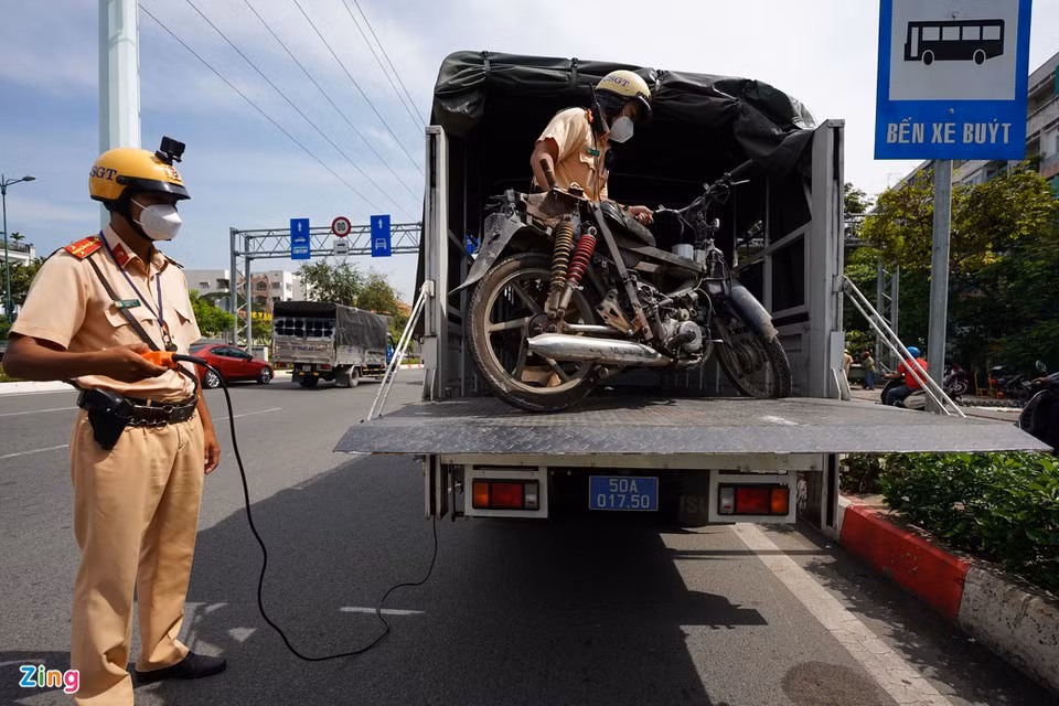 Xe vi phạm được CSGT đưa lên ôtô chuyên dụng chuyển về đồn và hẹn tài xế đến trụ sở giải quyết.