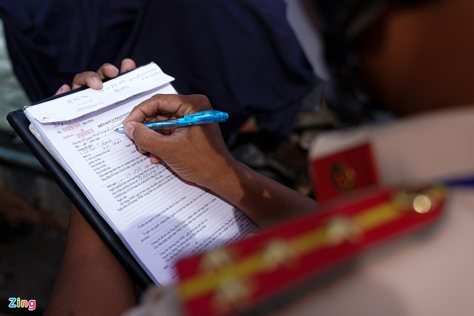 Ông C. không xuất trình được giấy tờ xe và bị CSGT tạm giữ phương tiện. "Tôi đi chở nước đá cho chủ. Giờ bị CSGT tạm giữ xe, tôi không biết làm cách nào để giao nước đá cho khách hàng", ông C. nói.