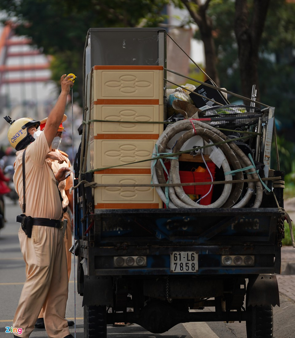Cùng lúc, ông N.Đ.B. (43 tuổi, quê Quảng Ngãi) chạy xe ba gác chở hàng cồng kềnh trên đại lộ Phạm Văn Đồng cũng bị CSGT dừng phương tiện. Ông B. chở hàng có chiều cao hơn 2,3 m gây mất an toàn giao thông nên bị CSGT lập biên bản xử phạt 500.000 đồng.