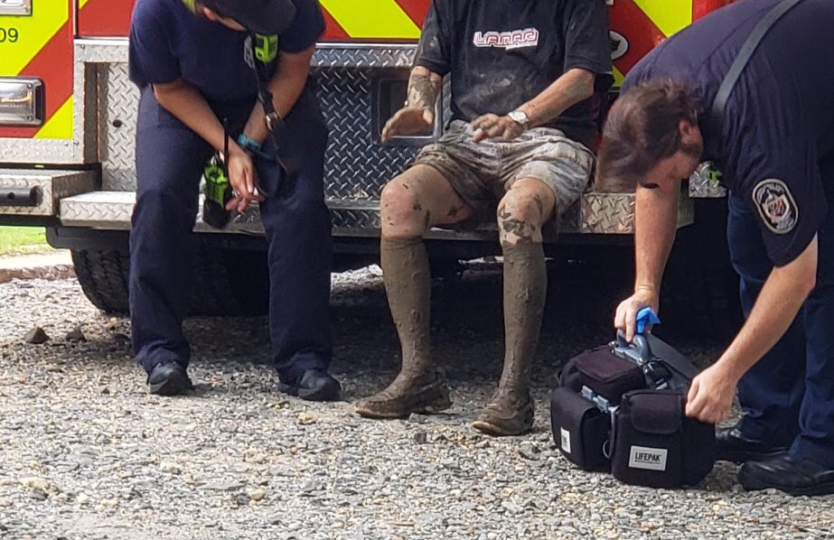 Dang dap xe thi thay 2 con cho sua lon va cai ket-Hinh-3