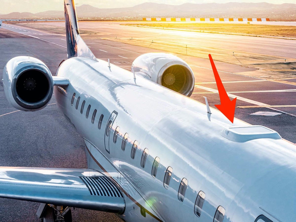  Việc tích hợp các công nghệ tiên tiến này vào môi trường máy bay đòi hỏi những điều chỉnh đáng kể, nhưng nhờ thiết kế linh hoạt, ăng-ten Starlink có thể được lắp đặt cố định trên thân hoặc cánh máy bay mà không ảnh hưởng đến hiệu suất hoạt động. Ảnh: Qatar Airways 