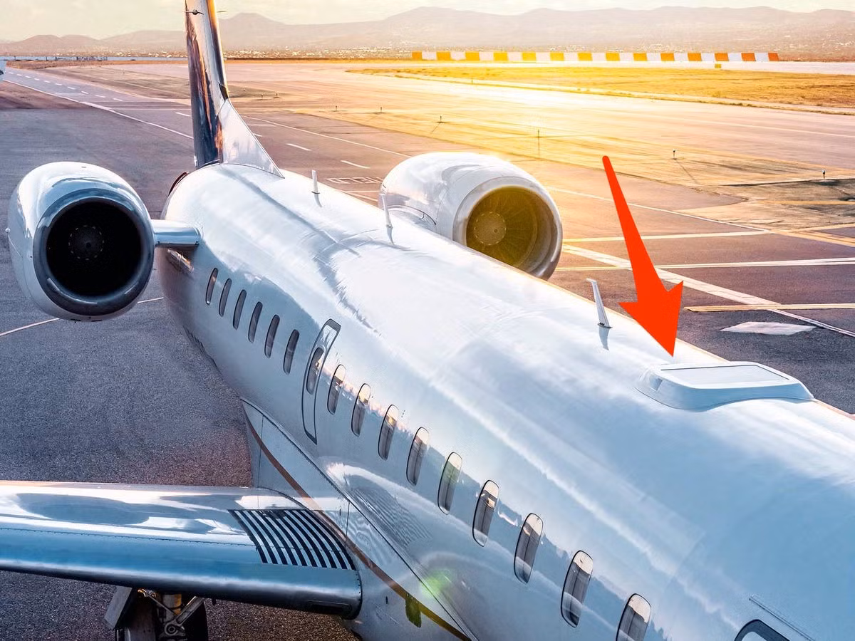  Việc tích hợp các công nghệ tiên tiến này vào môi trường máy bay đòi hỏi những điều chỉnh đáng kể, nhưng nhờ thiết kế linh hoạt, ăng-ten Starlink có thể được lắp đặt cố định trên thân hoặc cánh máy bay mà không ảnh hưởng đến hiệu suất hoạt động. Ảnh: Qatar Airways 