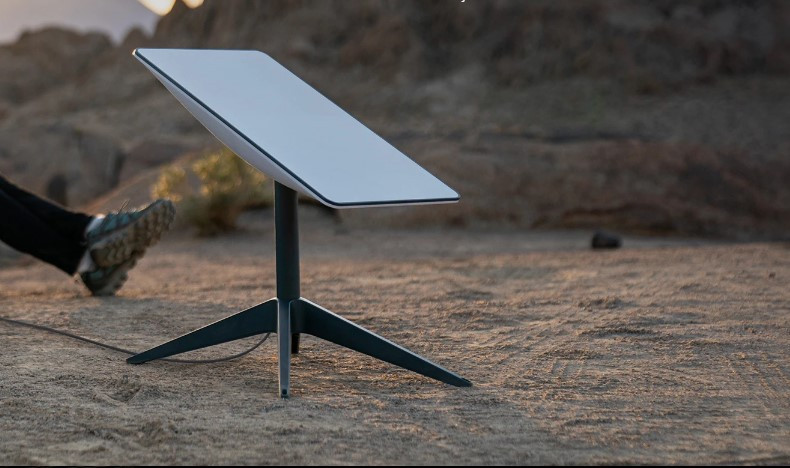 Điểm đặc biệt đầu tiên của Starlink là công nghệ ăng-ten phased array, một sáng tạo mang tính cách mạng trong lĩnh vực truyền thông vệ tinh. Thay vì sử dụng các cơ chế cơ học để điều chỉnh hướng tín hiệu như các hệ thống vệ tinh truyền thống, Starlink sử dụng một mảng ăng-ten phẳng với khả năng định hướng tín hiệu thông qua việc thay đổi độ trễ của các sóng radio. Ảnh: Telegram