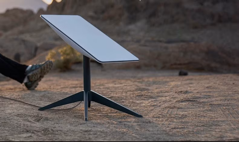 Điểm đặc biệt đầu tiên của Starlink là công nghệ ăng-ten phased array, một sáng tạo mang tính cách mạng trong lĩnh vực truyền thông vệ tinh. Thay vì sử dụng các cơ chế cơ học để điều chỉnh hướng tín hiệu như các hệ thống vệ tinh truyền thống, Starlink sử dụng một mảng ăng-ten phẳng với khả năng định hướng tín hiệu thông qua việc thay đổi độ trễ của các sóng radio. Ảnh: Telegram