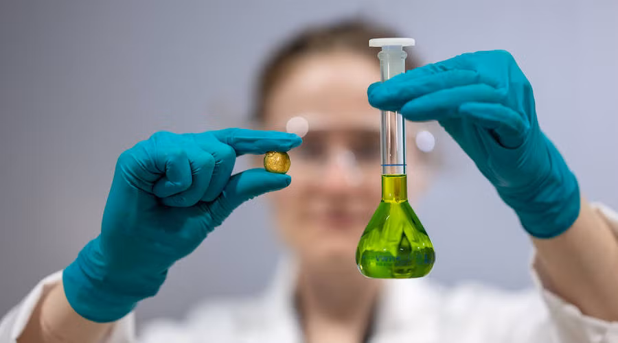 Tính đến năm 2022, thế giới đã tạo ra 62 tỷ kg rác thải từ các thiết bị điện tử bị thải bỏ, nhưng chưa đến một phần tư trong số đó được thu gom và tái chế. Tại nhà máy hóa chất, quá trình tách vàng diễn ra khá nhanh chóng. Chỉ trong vài phút, vàng được hòa tan từ bảng mạch bằng một dung dịch độc quyền. Ảnh: Royal Mint