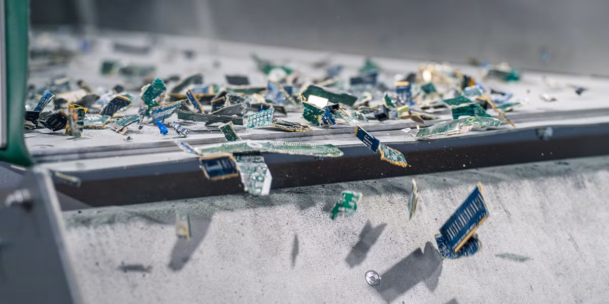 Phần còn lại được đưa vào máy tách linh kiện. Thiết bị có hình trụ quay chậm, nhiều màu sắc, hoạt động bằng cách nung nóng các bảng mạch đến 230 độ C để làm tan chảy mối hàn, làm các linh kiện rơi ra. Ảnh: Royal Mint