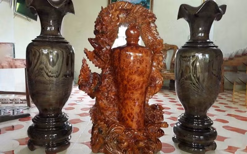 Điều đặc biệt ở loại gỗ thủy tùng là ngay cả khi đã được chế tác thành các sản phẩm, nó vẫn tiếp tục tiết ra nhựa và tỏa ra hương thơm nhẹ nhàng, giống như gỗ sưa, mang lại nét độc đáo riêng biệt.