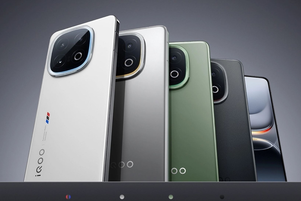 Là flagship nên thiết kế của iQOO 13 không hề "rẻ tiền". Mặt lưng của máy thiết kế dạng nhám mờ, cong hơi nhẹ ở 2 cạnh viền nên cho cảm giác cầm nắm chắc chắn. Thiết kế này mang đến chuẩn chống bụi và nước IP69, một con số cực kỳ ấn tượng.