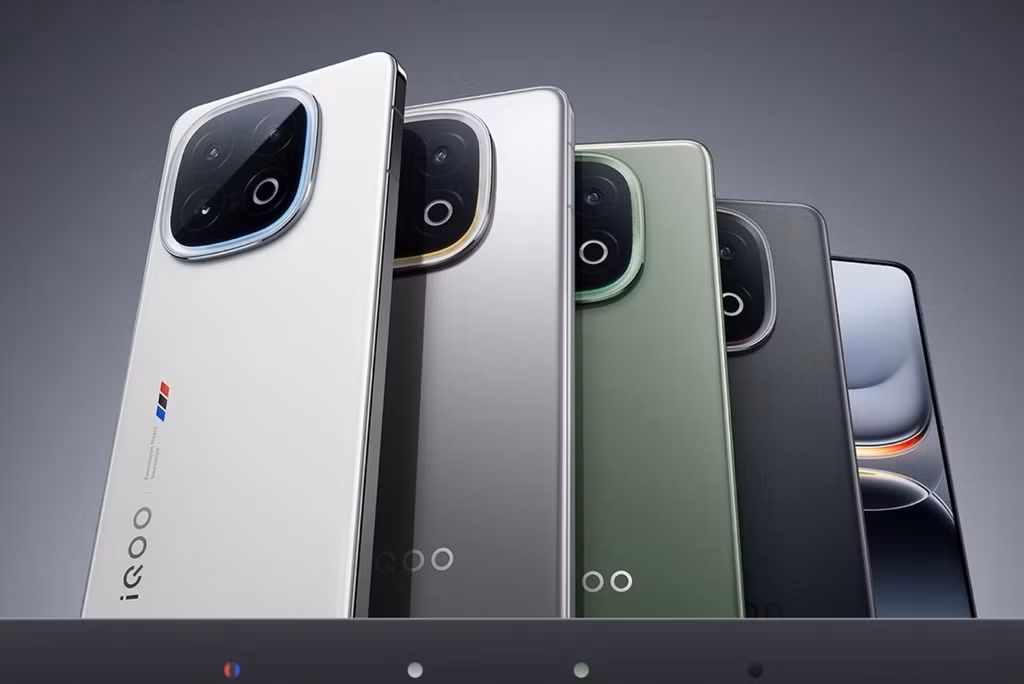 Là flagship nên thiết kế của iQOO 13 không hề "rẻ tiền". Mặt lưng của máy thiết kế dạng nhám mờ, cong hơi nhẹ ở 2 cạnh viền nên cho cảm giác cầm nắm chắc chắn. Thiết kế này mang đến chuẩn chống bụi và nước IP69, một con số cực kỳ ấn tượng.