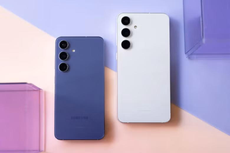  Galaxy S25 là phiên bản nhỏ gọn nhất trong bộ ba. Máy sở hữu màn hình 6.2 inch và trọng lượng nhẹ, mang lại cảm giác cầm nắm thoải mái và dễ sử dụng bằng một tay. Chính thiết kế bo tròn ở các cạnh giúp người dùng có thể sử dụng thiết bị một cách dễ dàng trong thời gian dài mà không lo bị mỏi tay.