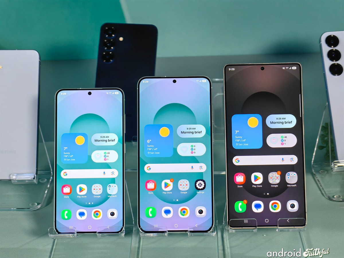 Ngoài khác biệt về kích thước, bản cơ sở Galaxy S25 có chút thấp hơn hai phiên bản còn lại một chút về độ phân giải. Máy sử dụng tấm màn Oled 2340 x 1080 pixels, trong khi 2 phiên bản còn lại có độ phân giải 1440 x 3120 pixels, độ sáng tối đa của cả ba đều là 2600 nits.